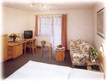 Hotel Gasthof Hirsch Alfdorf Room photo